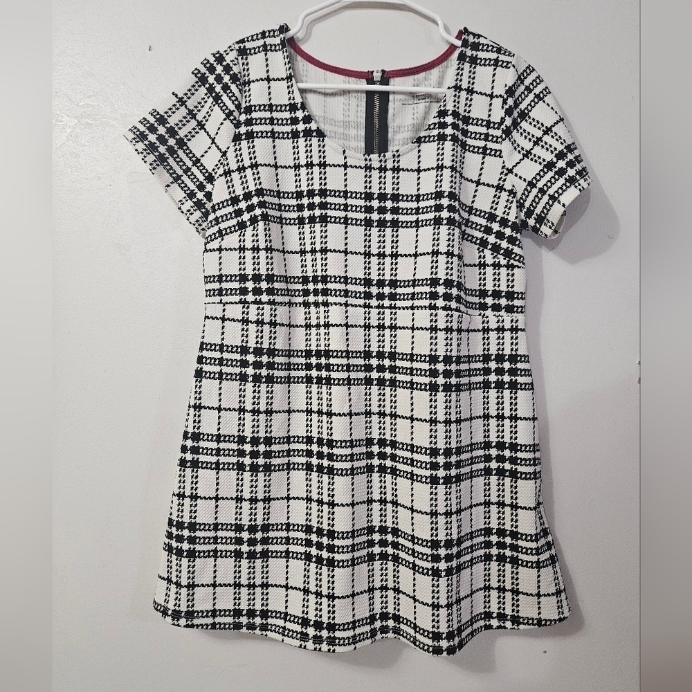 Motherhood maternity black and white plaid short sleeve top!